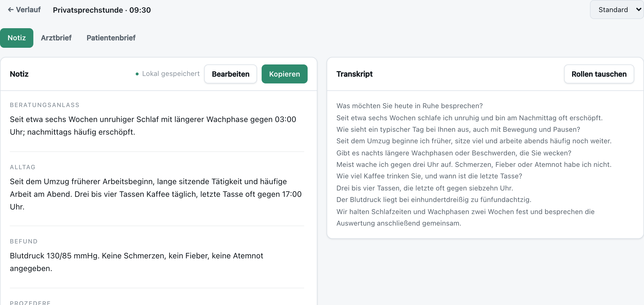 Durchsichtbildschirm: links ein bearbeitbarer Entwurf mit Beratungsanlass, Alltag, Befund und Prozedere, rechts das zugeordnete Transkript.